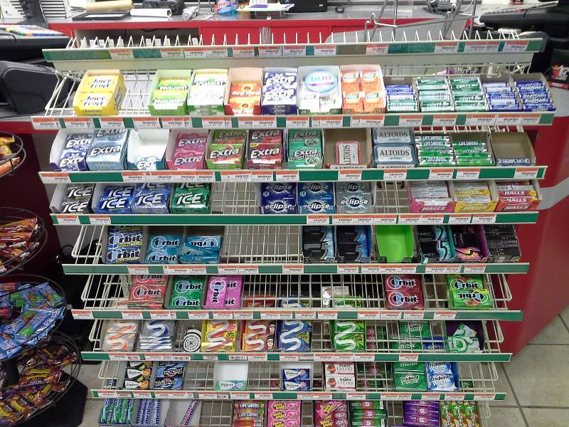 lot 26 image: Rack & Approximately 500 packs of gum, 112 pack of mints, 32 packs of cough drops