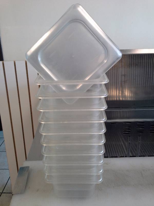 lot 41 image: Lot of (10) Cambro NSF Plastic Pans W11 Lids