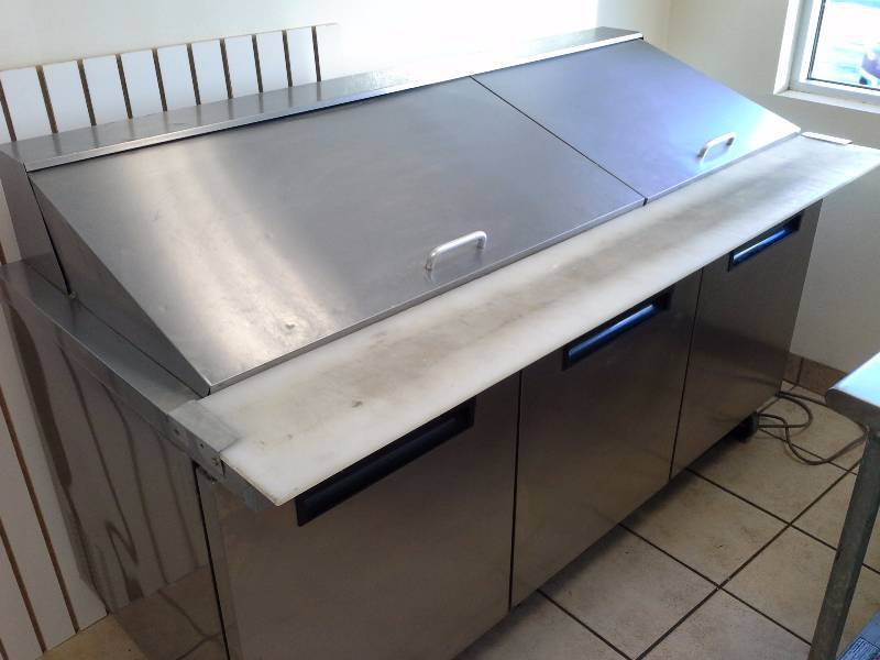lot 46 image: Saturn prep fridgefreezer