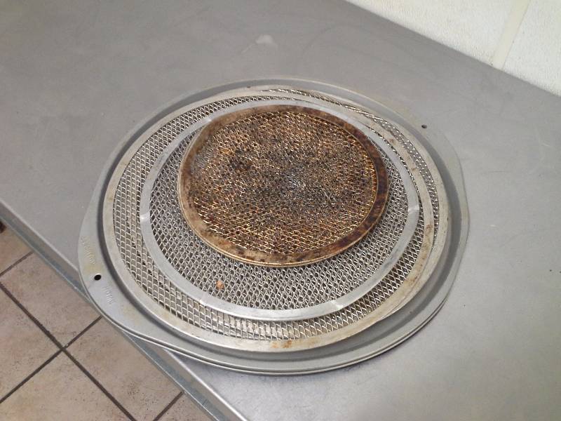 lot 68 image: 2 pizza pans, 7 pizza screens
