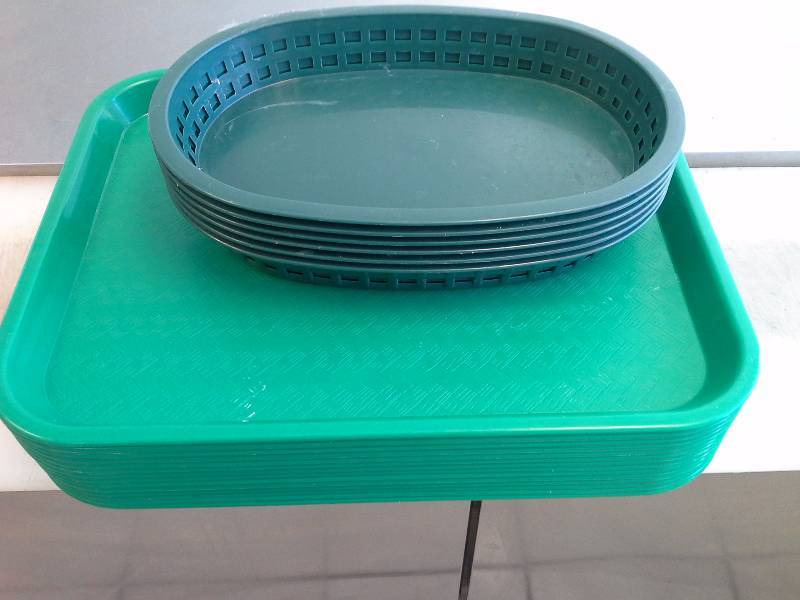 lot 75 image: Lot of (14) Food Trays & (6) Food Baskets