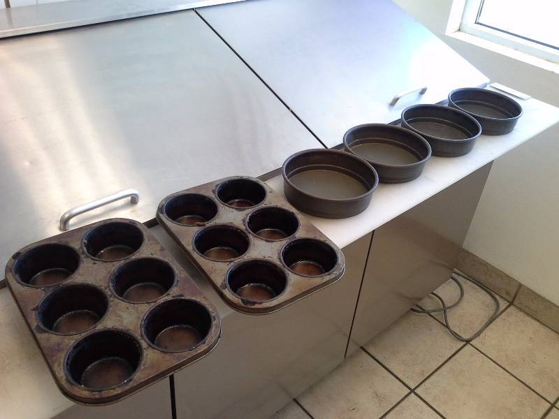 lot 79 image: Lot of (2) Muffin Tins & (4) Pizza Pans
