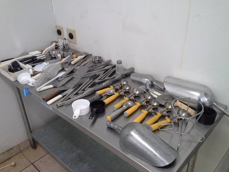lot 80 image: Huge Lot of Restaurant Utinsels and Containers