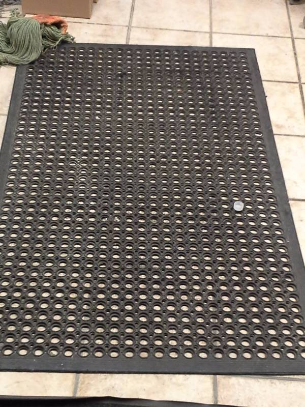 lot 102 image: Anti Slip Floor Mats