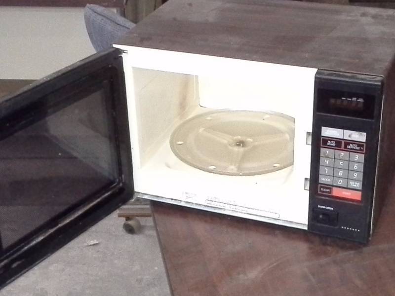 lot 123 image: Microwave