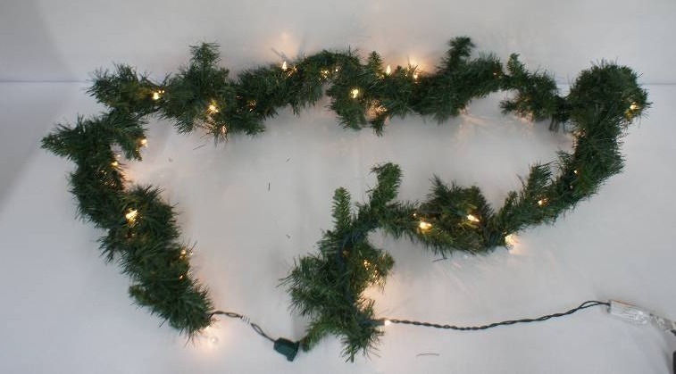 lot 36 image: 9 Prelit Garland
