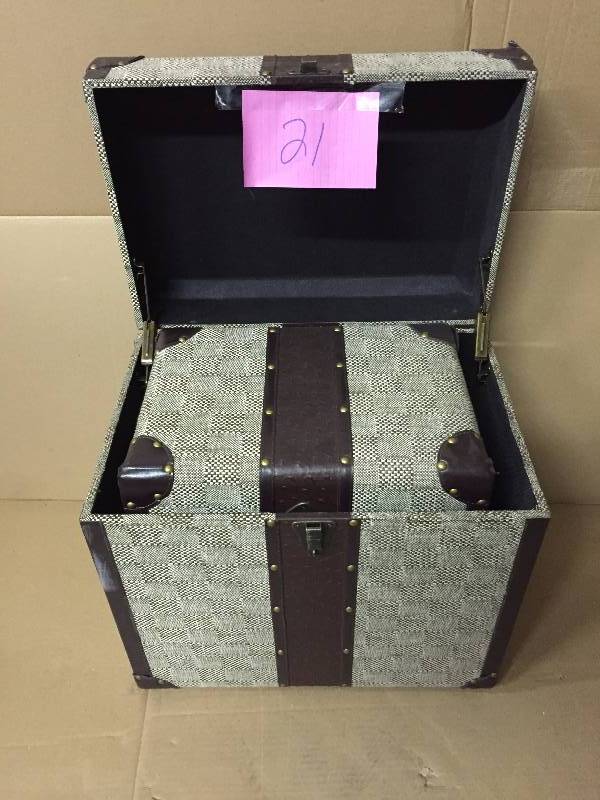 lot 21 image: Bombay Beacon 2-piece Trunk Set