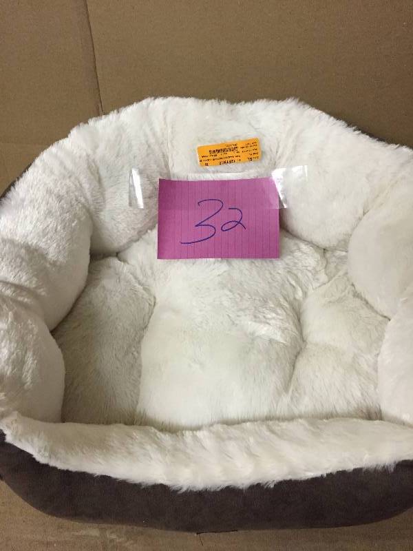 lot 32 image: Pet Bed