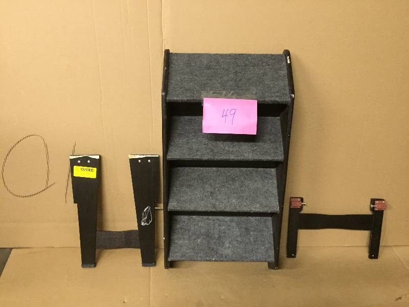 lot 49 image: Animal Planet Pet Stairs - Damaged on back needs repair