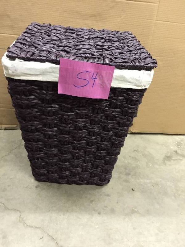 lot 54 image: Chunky Weave Wicker Hamper