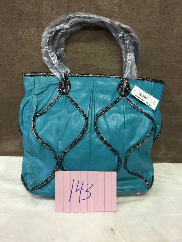 lot 143 image: Ladies Purse Green New