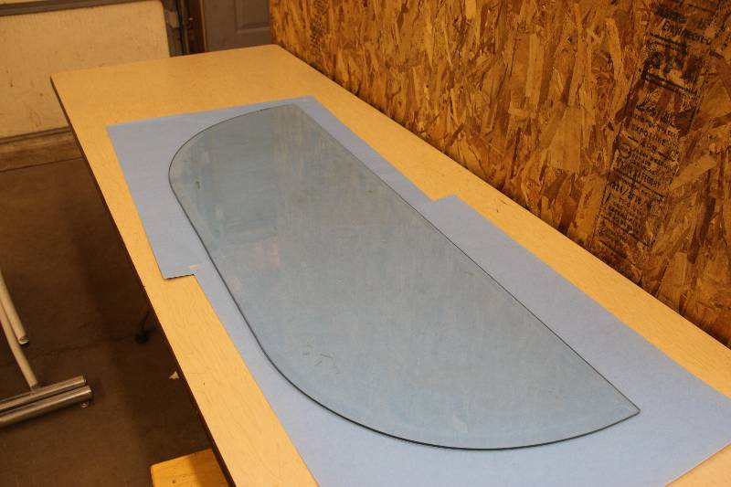 lot 17 image: Rounded Glass Shelf