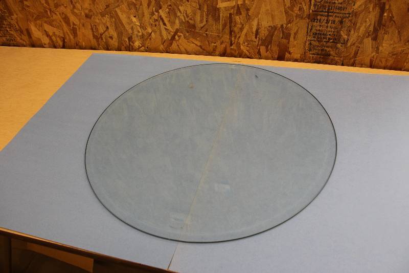 lot 18 image: Round Beveled Glass Table Top