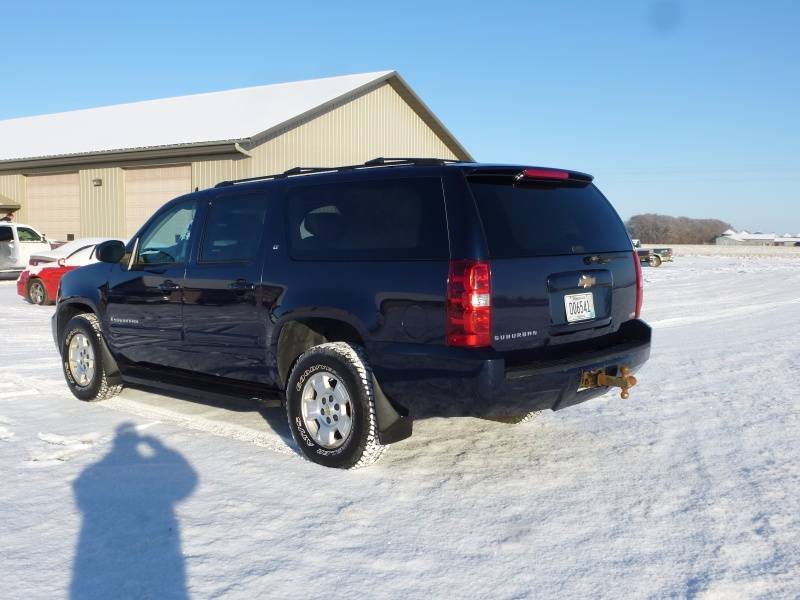 2007 Chevy Suburban LT Has 5.3 Liter V8 engi...