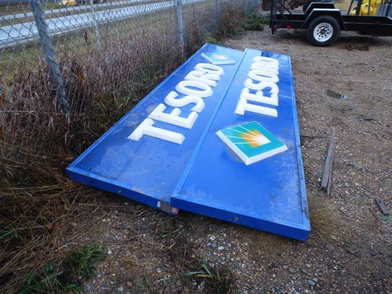 Tesoro Lighted signs