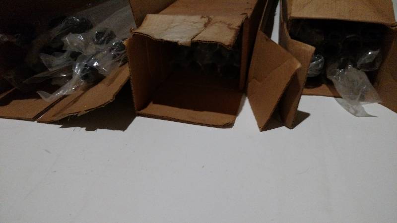 lot 23 image: Approx. (44) 4 Fluorescent Bulb Pr...