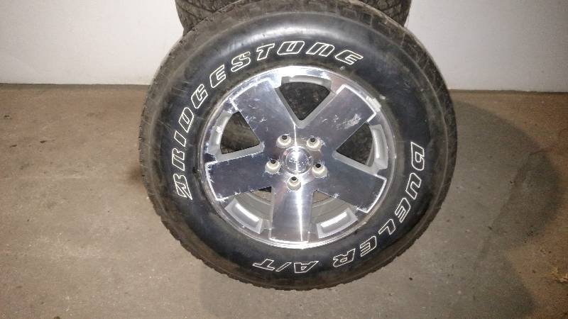lot 24 image: (5) Jeep Aluminum Alloy Rims with B...