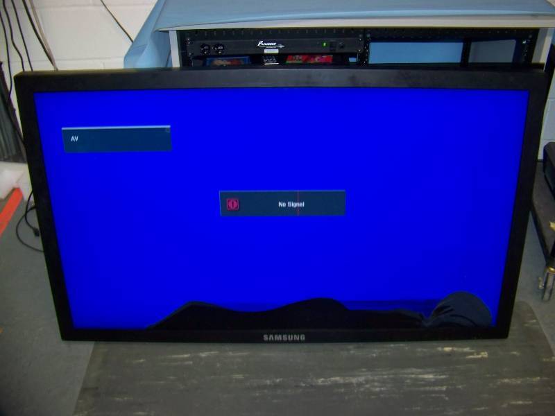 lot 88 image: (2) 57, Samsung, SyncMaster, LCD, Monitors  Displays for PARTS  REPAIR