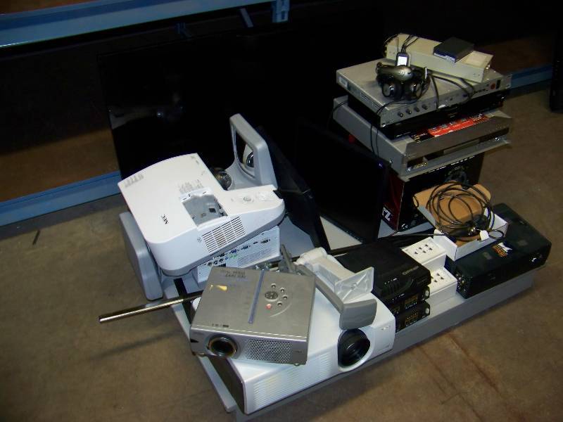 lot 86 image: Miscellaneous lot of Audio  Video items for PARTS  REPAIR