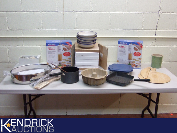 Large Lot of New Higher End Kitchen Items