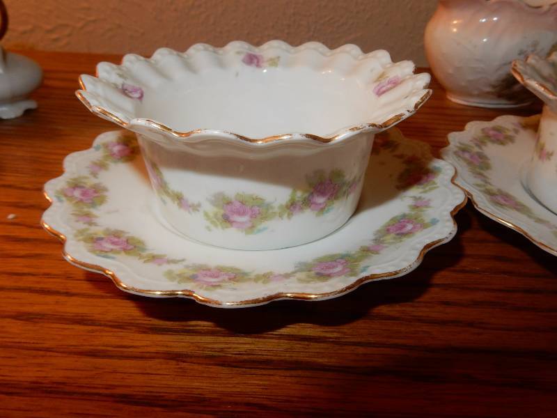 Set of 4 Custard dishes and saucers. Set of Cream and Sugar