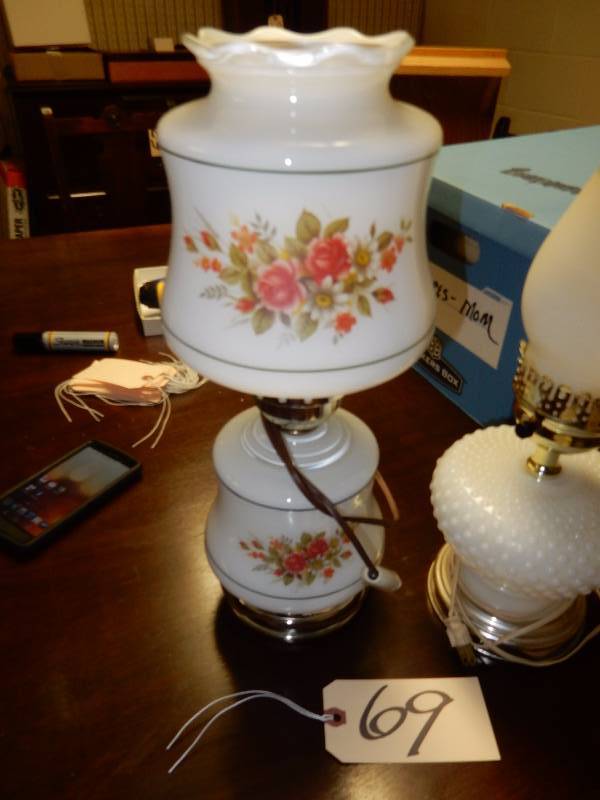 2 Table lamps.. Both 17 in h..