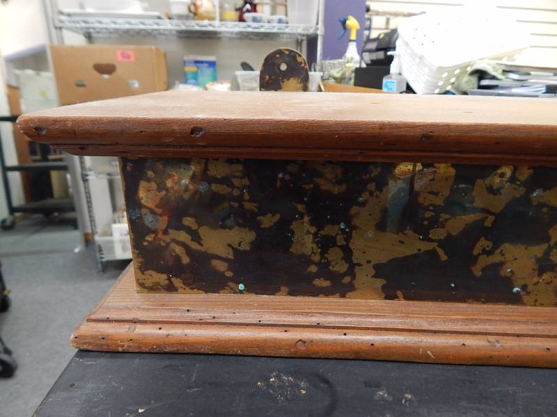 lot 100 image: Decorative Pine Shelf