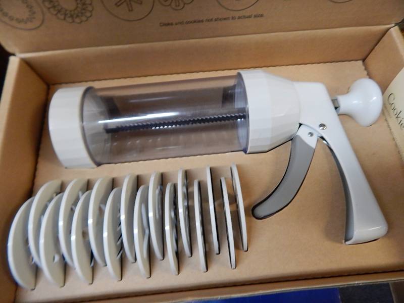 lot 254 image: Pampered Chef Cookie Press and Glass trays