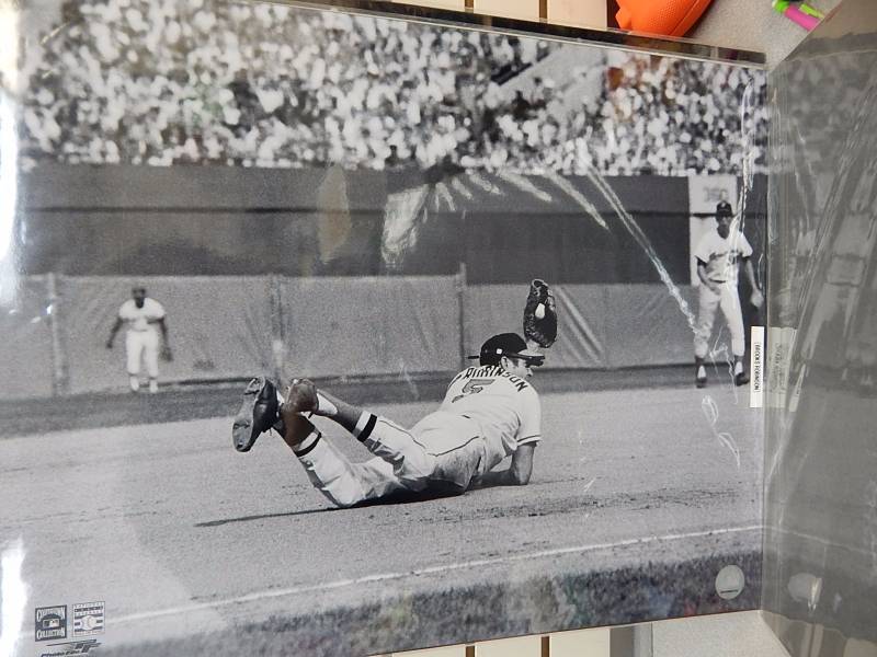 lot 15 image: Photo of Brooks Robinson 20 x 16 Hologram