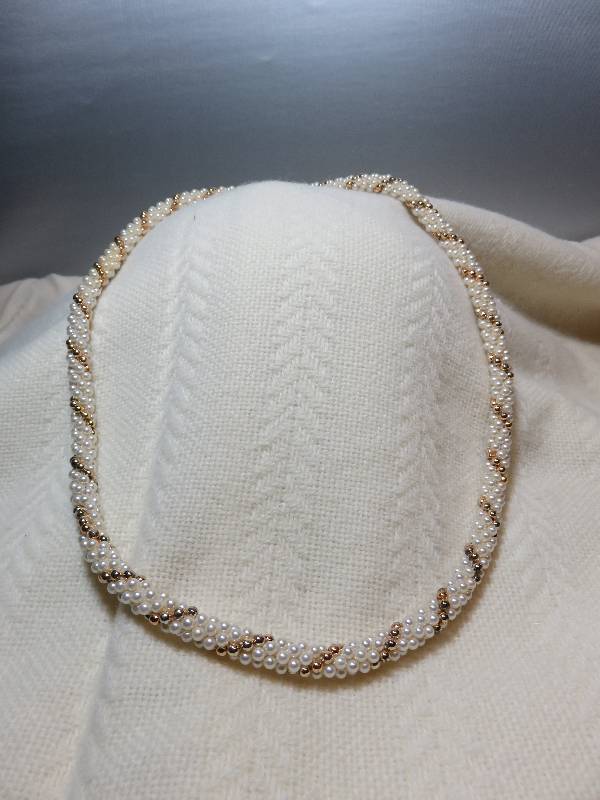 lot 2 image: Necklace