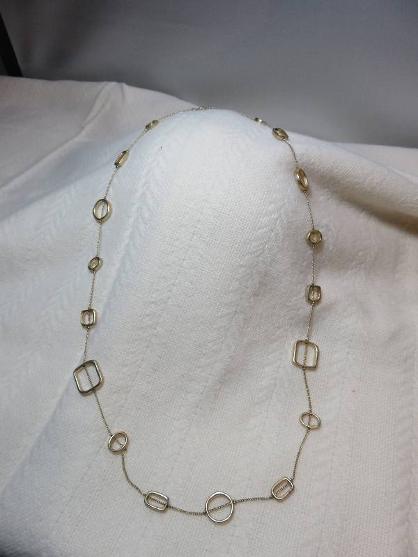 lot 3 image: Necklace