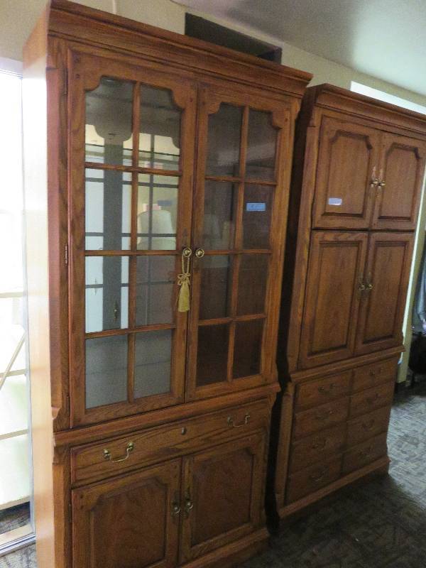lot 5 image: Hutch with Glass Front