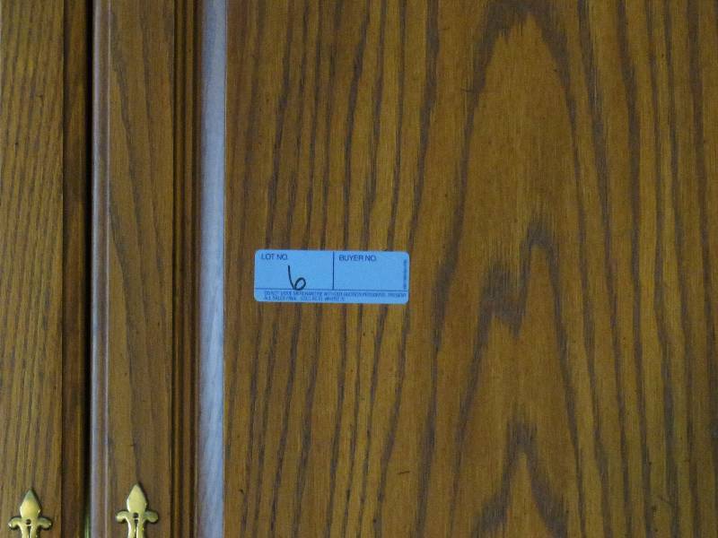 lot 6 image: Solid Oak TV Hutch