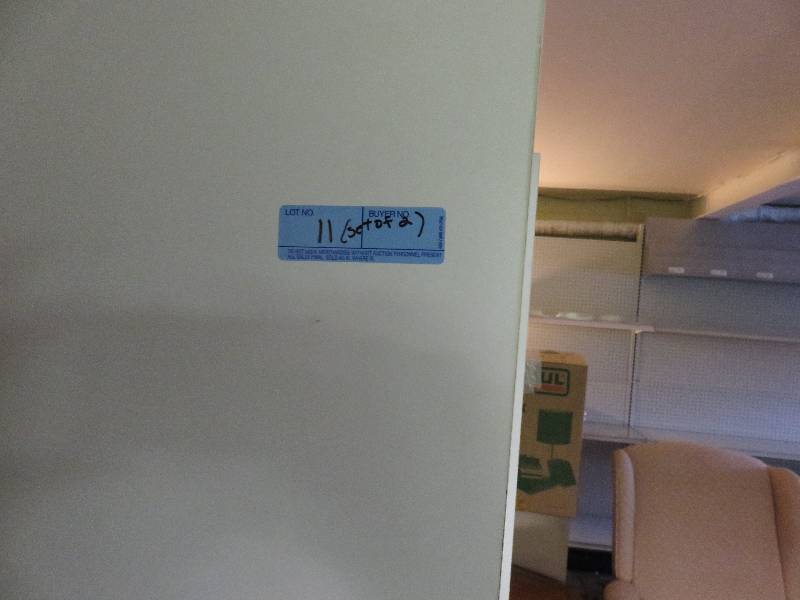 lot 11 image: Set of 2 white cabinets