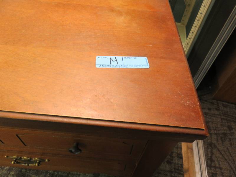 lot 14 image: Vintage Sewing Machine Cabinet with Sewing machine
