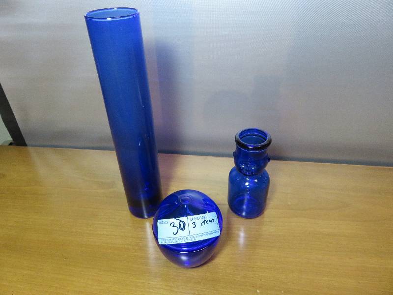 lot 30 image: Blue Glassware