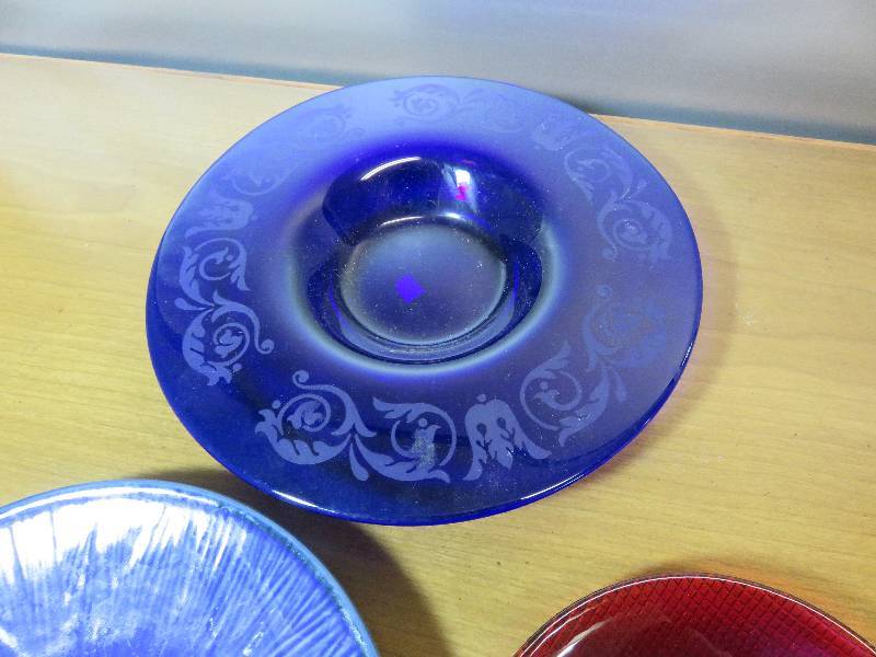 lot 47 image: Glass Decorative Plates