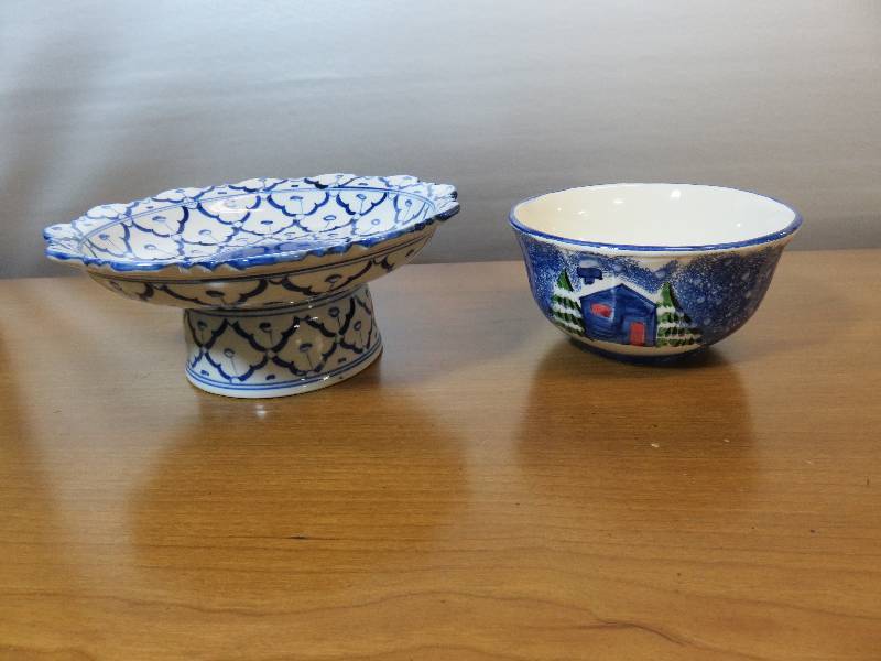 lot 72 image: 2 Decorative Glass Bowls