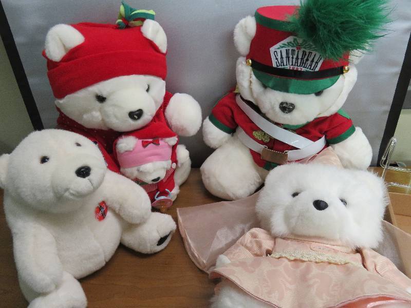 lot 80 image: 4 Plush Bears