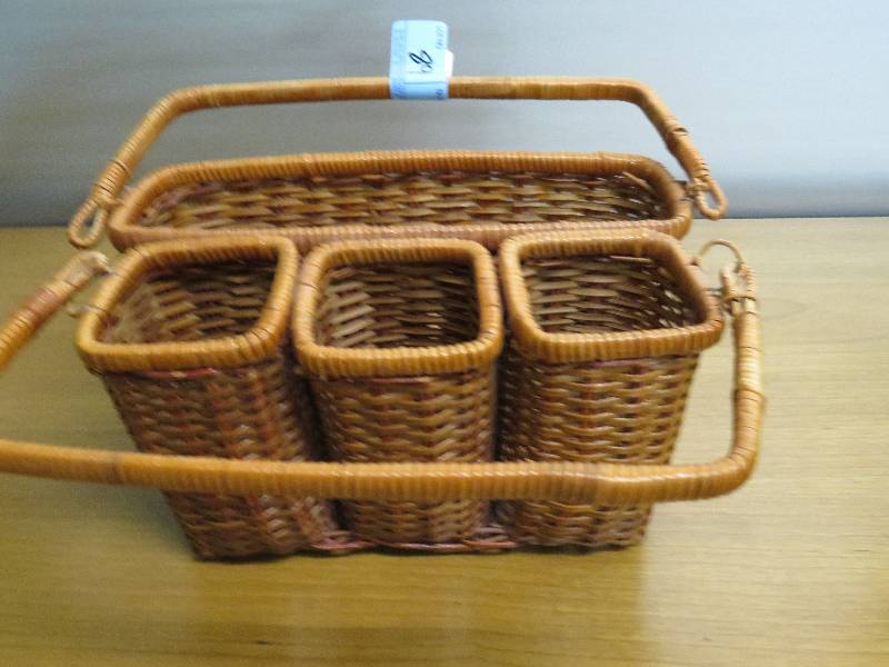 lot 89 image: Wicker Utensil Basket