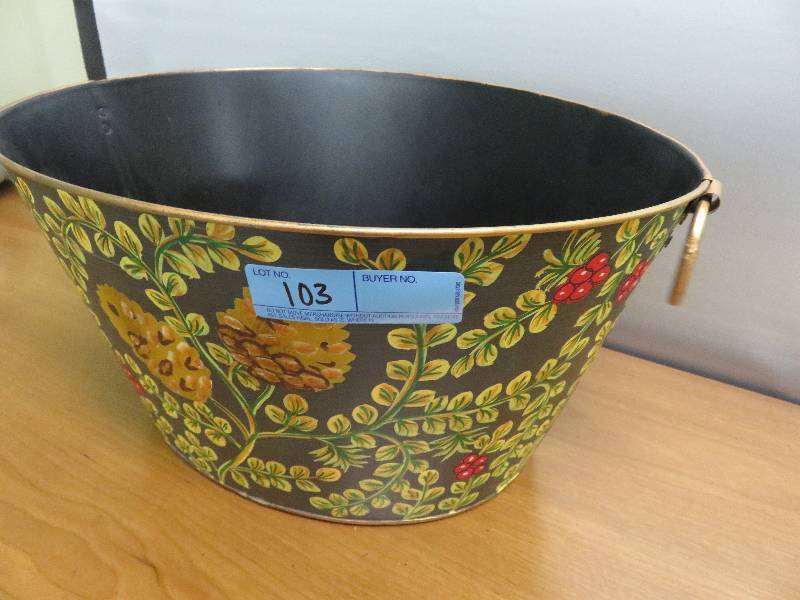 lot 103 image: Metal Decorative Bin