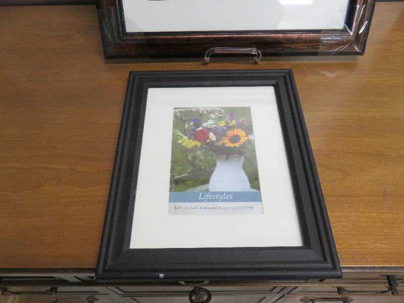 lot 109 image: Set of 2 Picture Frames