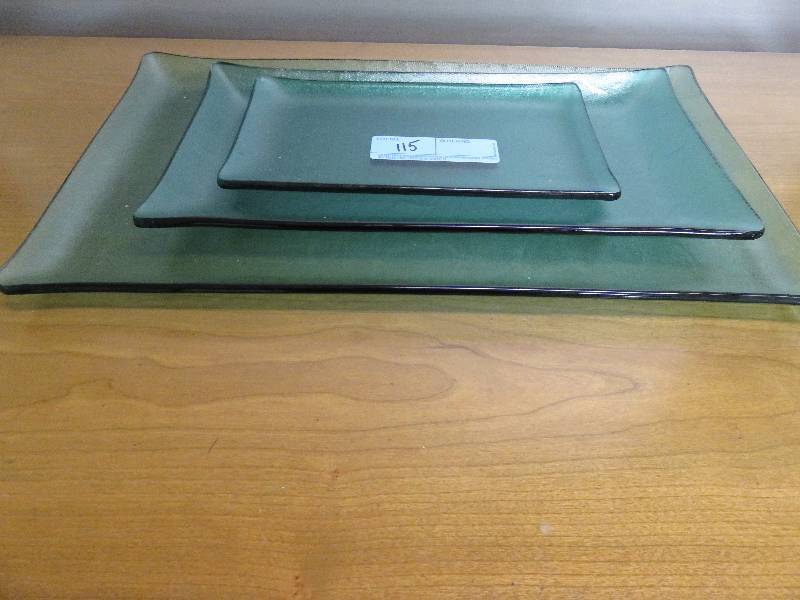 lot 115 image: Set of 3 Green Glass Serving Platters