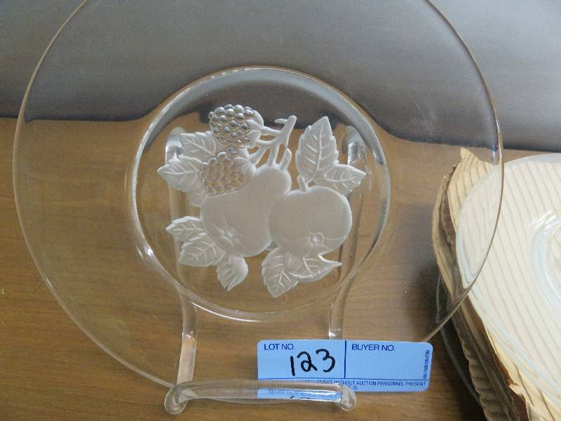 lot 123 image: Decorative Small Glass Plates