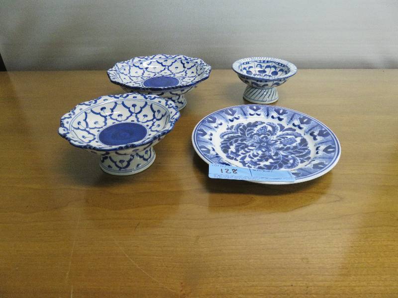 lot 128 image: Set of 4 Blue and White Glassware