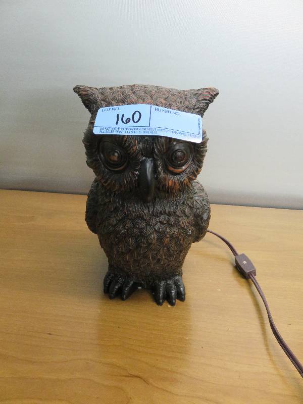 lot 160 image: Decorative Owl Table Lamp