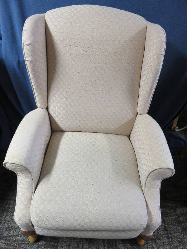 lot 190 image: Wing Back Recliner Chair