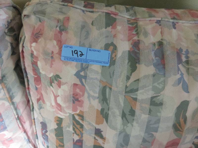 lot 192 image: 87 Floral Couch