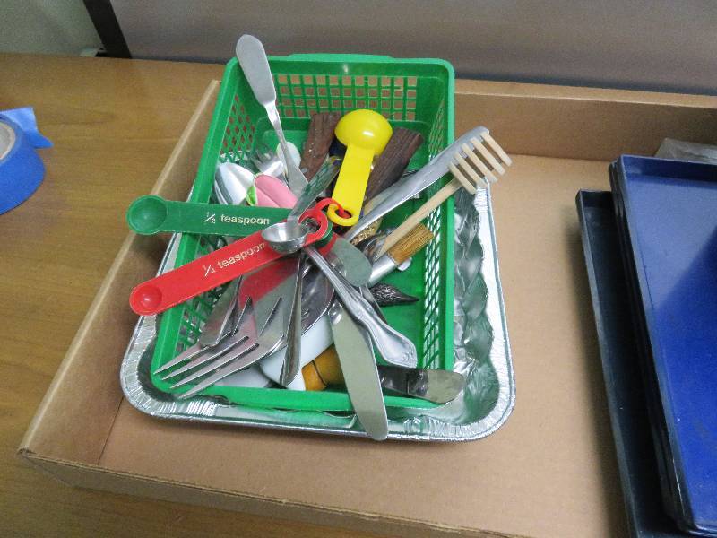 lot 215 image: Kitchen supplies