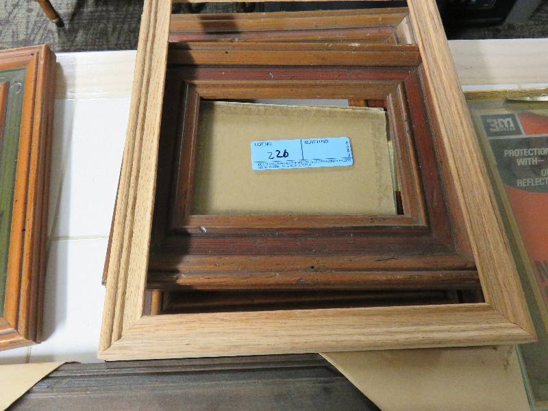 lot 220 image: 7 Picture frames